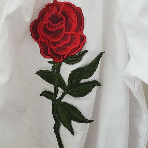 🆕️  No Comment Embroidered Belle Sleeve Top - Picture 3 of 6